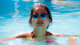 Dziewczyna pływająca w okularach